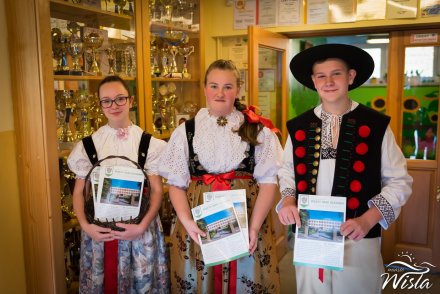 Uczniowie w strojach witają przybyłych gości